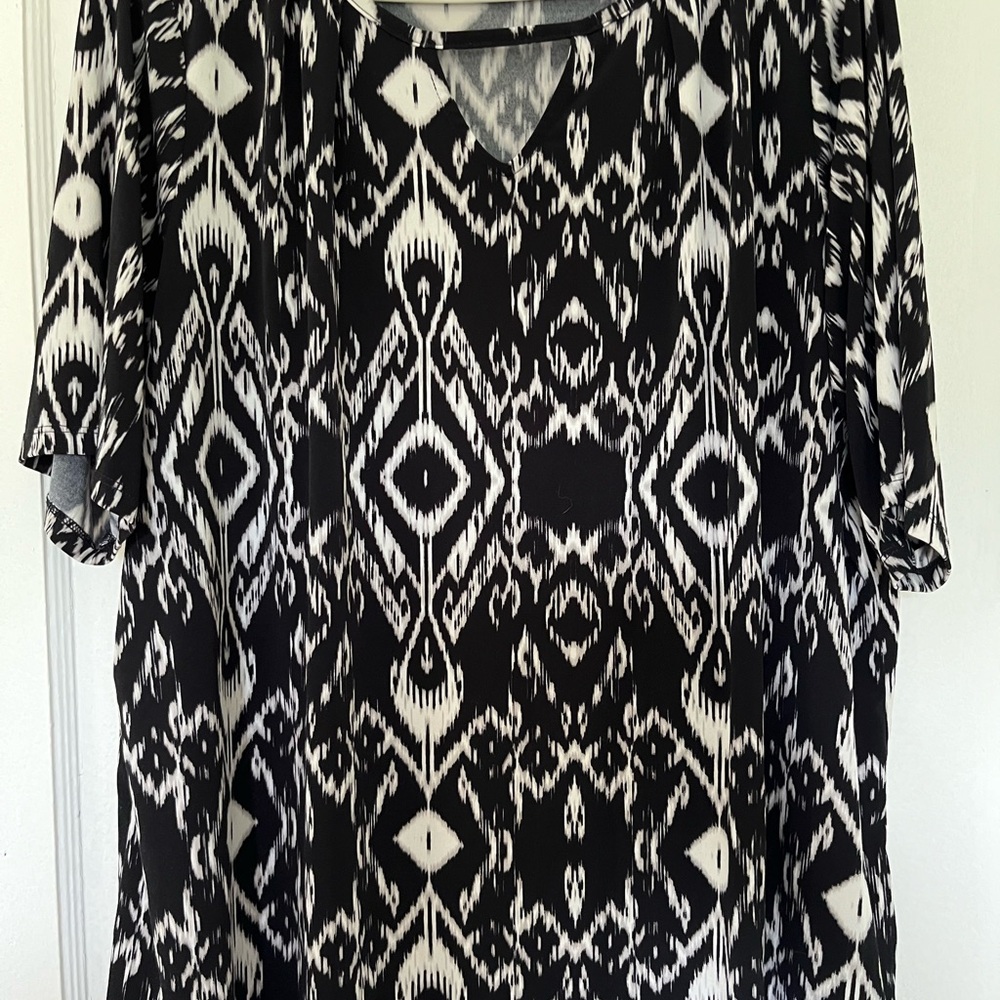 Worthington Woman 1X blouse in Black and White.